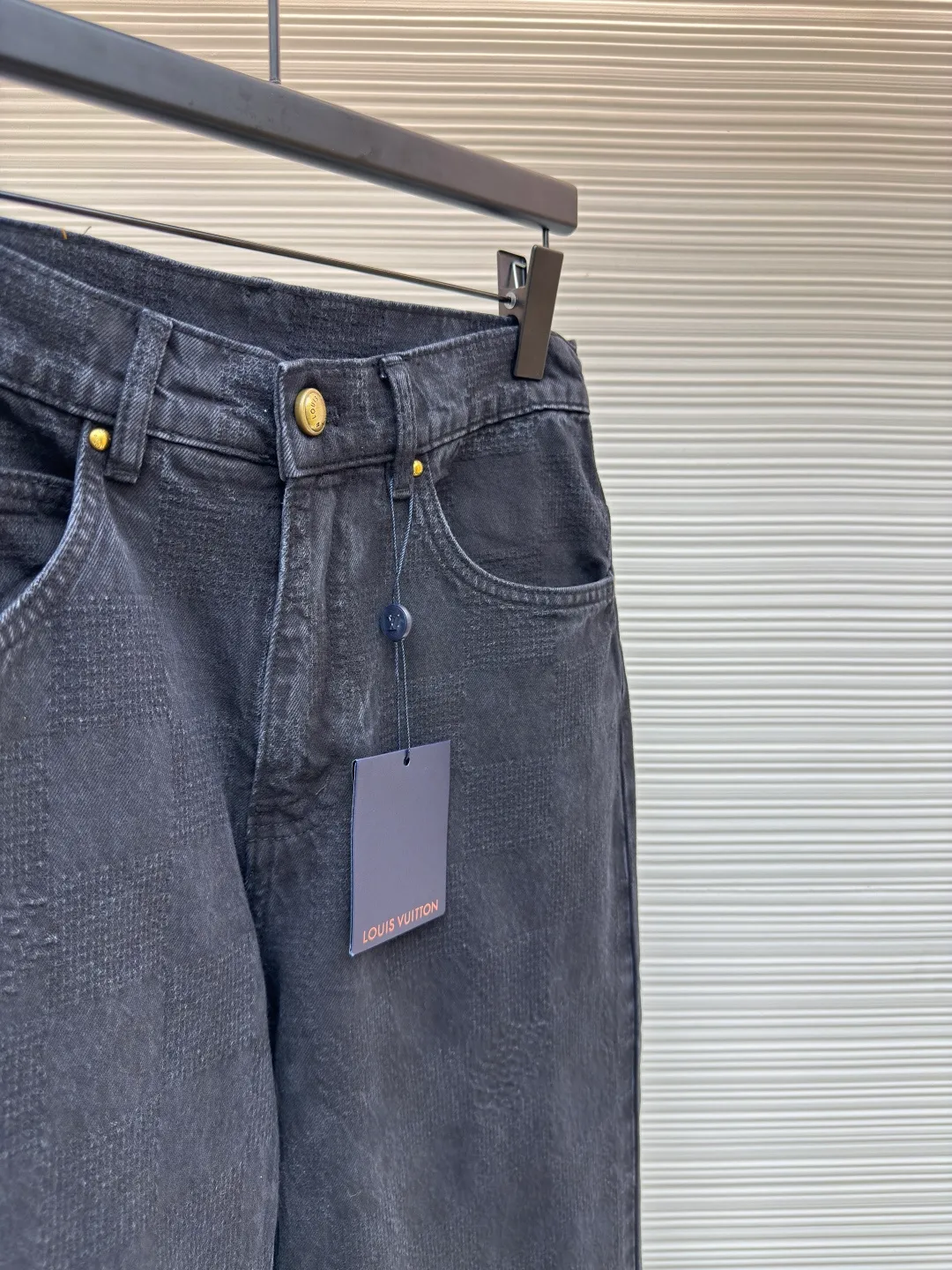 LOUIS VUITTON checkerboard denim trousers ●Authentic product: Purchased and developed by 12589 ●Item number: 1680033-B45 ●Material: denim fabric ●Technology: jacquard production ●Version: fitted version ●Weight: about 820 grams ●Size: 30-32-34-36 ●Description: Denim made with yarn-dyed jacquard technology, that is, twill weave, indigo-dyed denim. Sand washing is a post-processing process for jeans, which gives the clothes a certain fading effect and a sense of staleness after washing. Sand-washed jeans have a unique texture and feel, and the surface shows a uniform plush effect, giving people a retro and nostalgic feeling. They can be matched with tops of the same season to create a fashionable look, and can be used in various occasions. Customized accessories, complete with three standards, the same style for men and women!